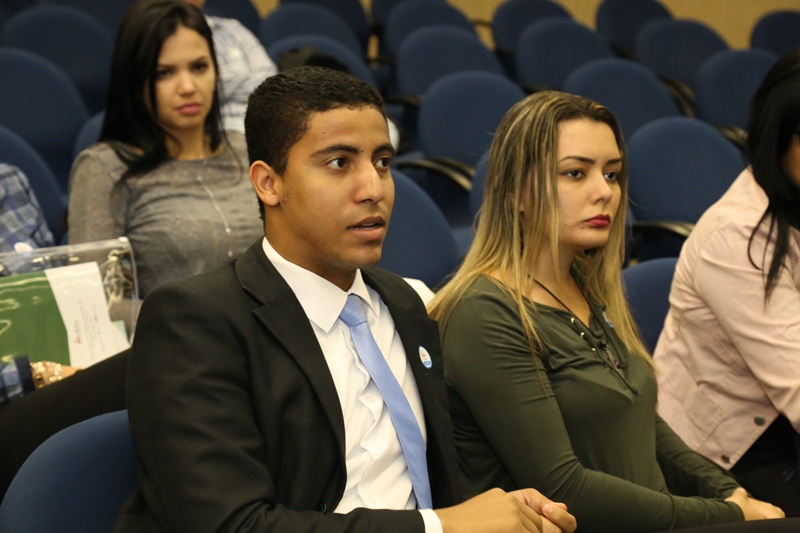 “Embora eu more aqui perto do TCE, eu nunca havia entrado aqui no Tribunal e não sabia desta estrutura e nem como funcionava. Esta visita, para nós que somos do curso de Direito, é algo motivacional não só no aspecto acadêmico, mas também social, para vermos como funciona aquilo que nós pagamos”, explicou Miqueias Máximo, de 21 anos, estudante de Direito (Foto: Karina Camargos Coutinho)